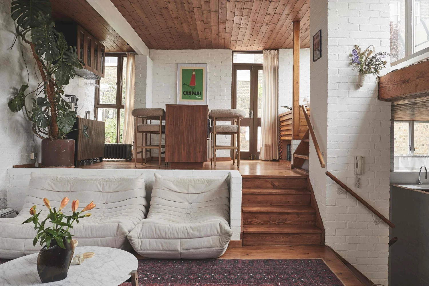 Ogród i taras w dynamicznej wideo prezentacji Zielony ogród z tarasem i basenem widziany podczas ruchu kamery po trawie