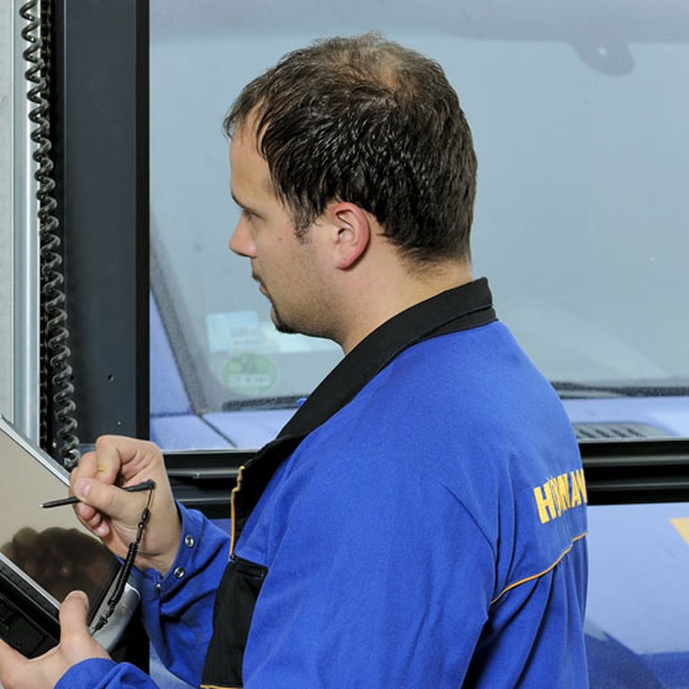 Trójwymiarowy model cyfrowy nowoczesnego domu jednorodzinnego w oprogramowaniu BIM z widocznymi ścianami i dachem