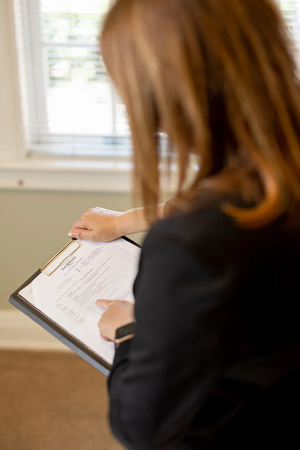 Schematyczne rysunki mebli jak łóżko, stół i szafa w pokojach kondygnacji