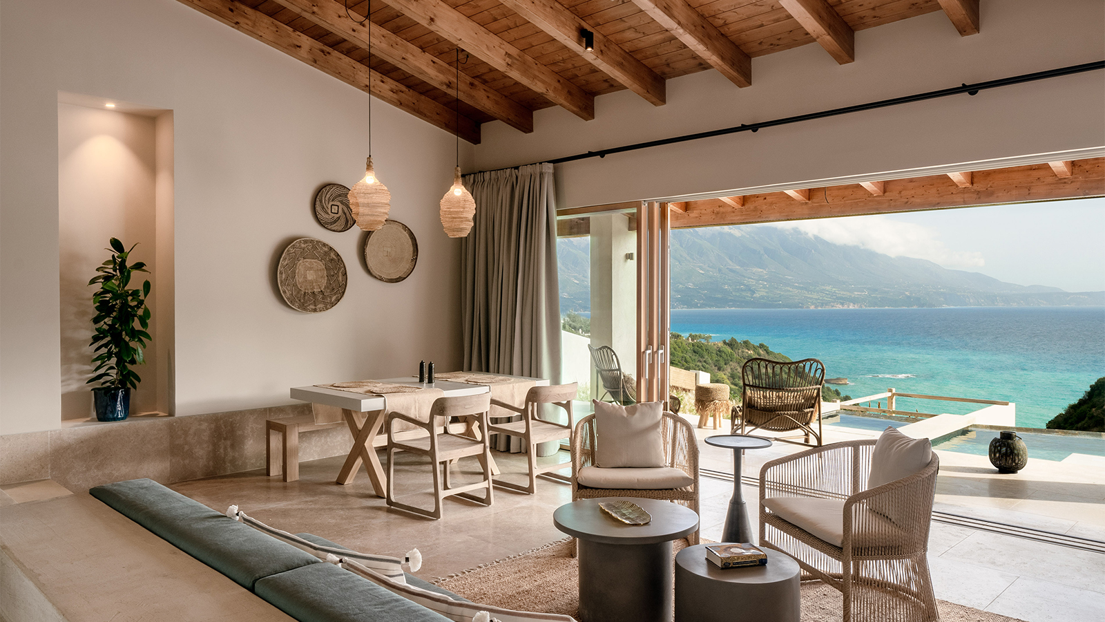 Fotografia detali mebli w wnętrzach Makro detal drewnianego stołu z słojami fakturą i odbiciem światła