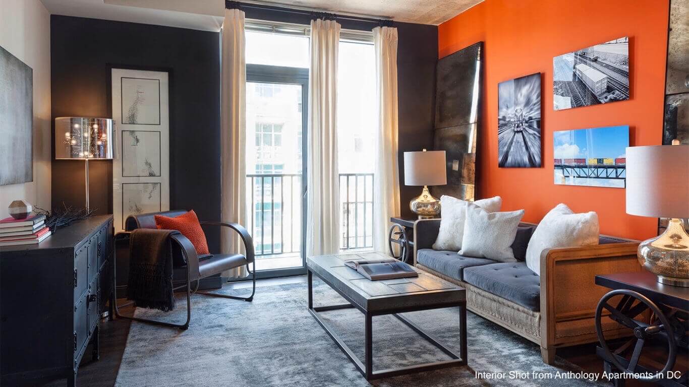 Ustawienie aparatu na statywie w fotografii wnętrz Aparat na statywie ustawiony nisko w rogu salonu z poziomnicą i pilotem zdalnym