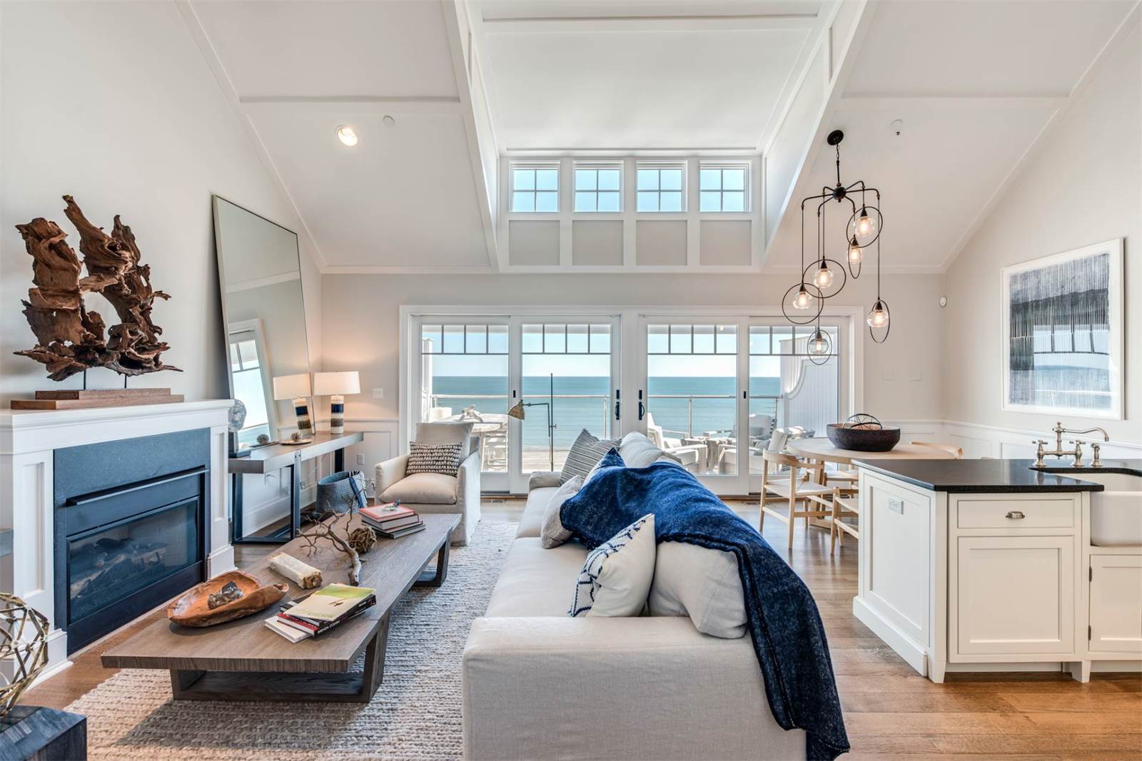 Szczegółowe wideo kuchni w domu jednorodzinnym Nowoczesna kuchnia z wyspą i błyszczącymi blatami uchwycona w zbliżeniu kamerą