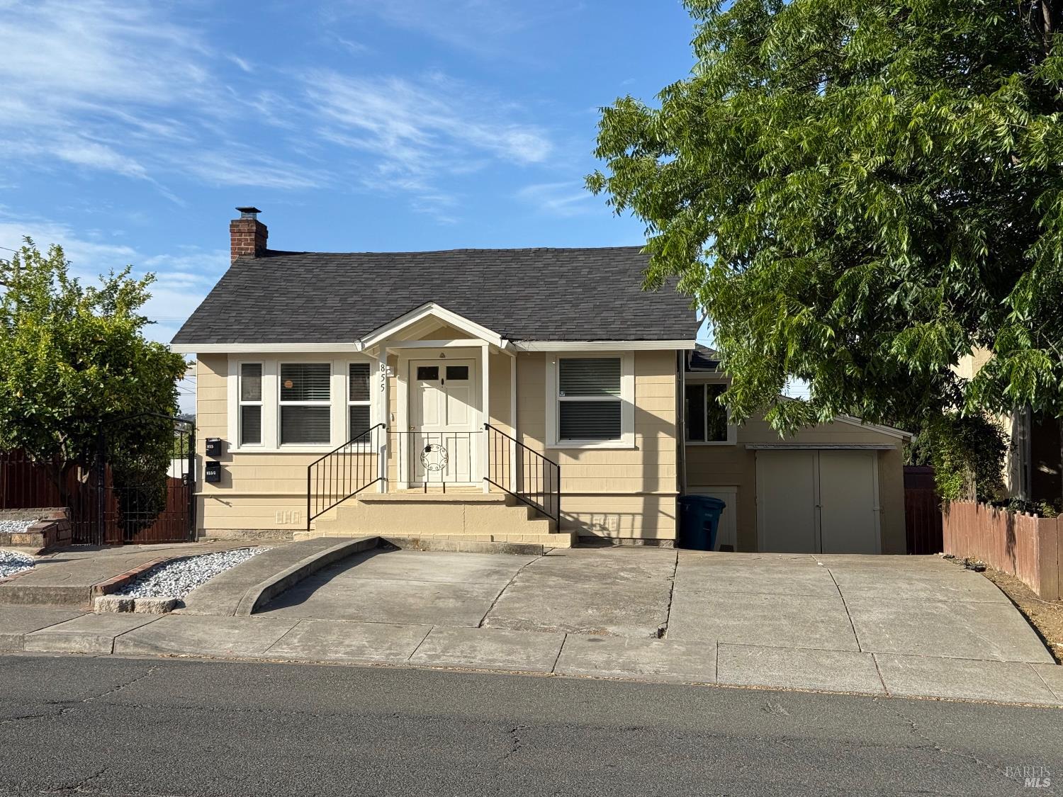 Salon z oknami na południe dla maksimum światła Salon z dużymi oknami wychodzącymi na południe z widokiem na ogród słoneczny